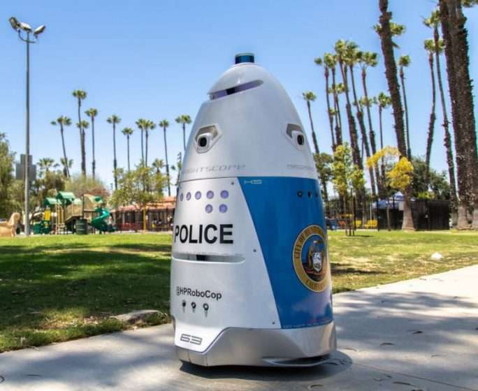 Polizeiroboter spähen Informationen aus