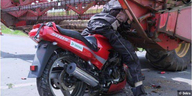 Auto- und Motorradfahrern drohen jetzt tödliche Unfälle mit Mähdreschern